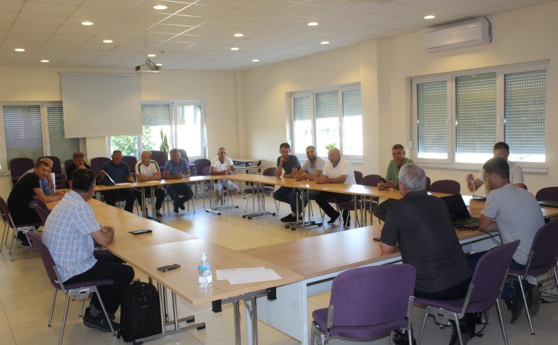 Soil analyzes are presented for raspberry, apple and potato growers
